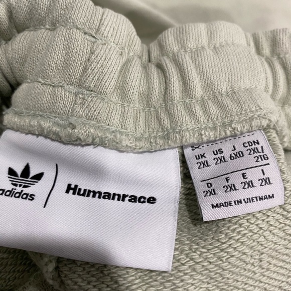 Pharrell Williams Addidas sweatshirt and matching shorts - Picture 3 of 9